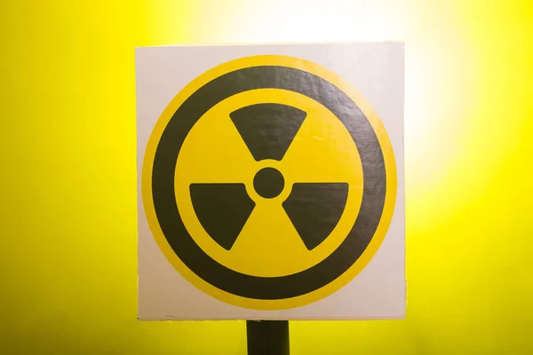 Radioactivity and sign concept - Σήμανση κινδύνου ακτινοβολίας στο φόντο — Φωτογραφία Αρχείου