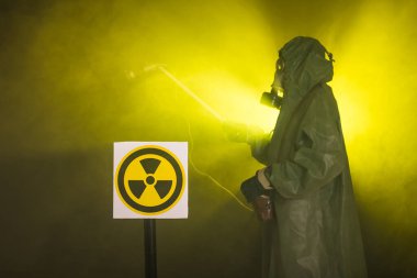 Radyasyon ve tehlike konsepti - Eski koruyucu koruyucu koruyucu koruyucu giysili adam