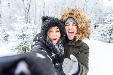 Sezon ve ilişki kavramı - Komik çift kışın selfie çekiyor