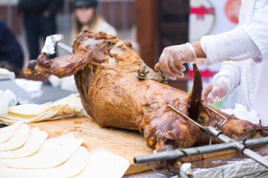 Tükürükte pişmiş koca bir kuzu. Bir kuzunun leşi bir tükürükte kızarır..
