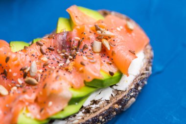 Füme somon ve salatalıklı sandviç. Sağlıklı beslenme kavramı.