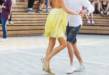 Kizomba, bachata ya da salsa konsepti - açık hava partisinde dans eden güzel çift.