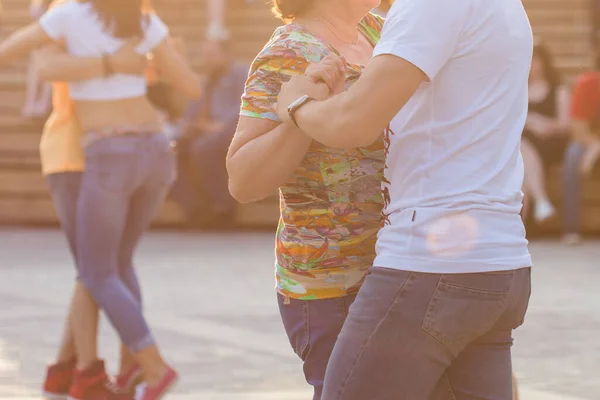 Kizomba, Bachata oder Salsa-Konzept - Schönheitspaar tanzt gesellschaftlichen Tanz auf Open-Air-Party. — Stockfoto