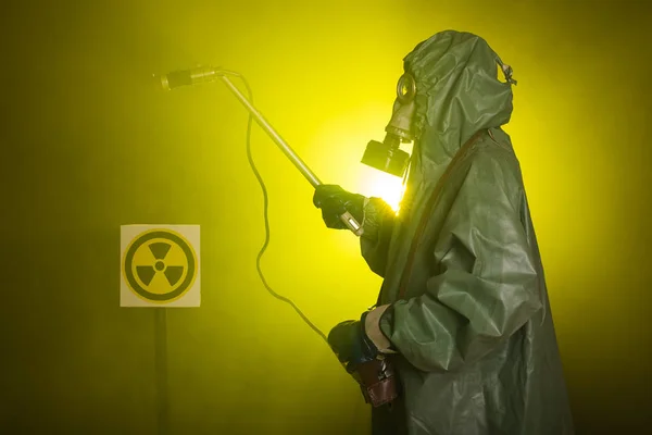 Conceito de radiação e perigo - Homem na máscara de gás e terno químico. O trabalhador que faz medida de radioatividade — Fotografia de Stock