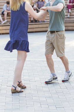 Kizomba, bachata ya da salsa konsepti - açık hava partisinde dans eden güzel çift.