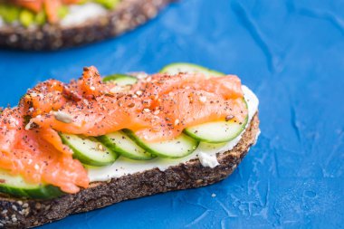 Füme somon ve salatalıklı sandviç. Sağlıklı beslenme kavramı.
