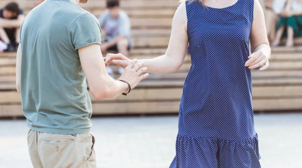 Kizomba, bachata nebo salsa koncept - krása pár tanec společenský tanec na open air párty. — Stock fotografie