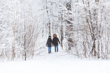Kar parkında eğlenen mutlu çift. Kış tatili