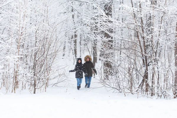 Heureux couple aimant s'amuser à l'extérieur dans le parc à neige. Vacances d'hiver — Photo