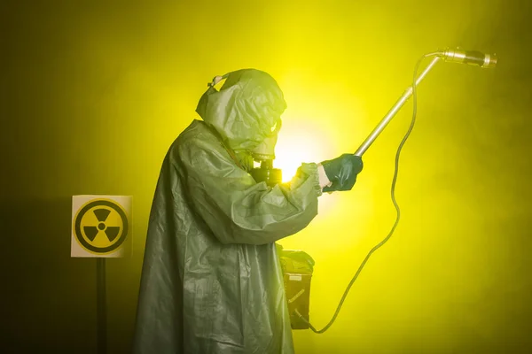 Sugárzás és veszély koncepció - ember a gázmaszk és a vegyi ruha. A radioaktivitást mérő munkavállaló — Stock Fotó