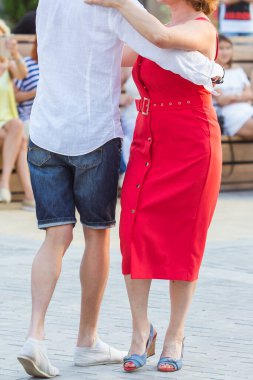 Kizomba, bachata ya da salsa konsepti - açık hava partisinde dans eden güzel çift.