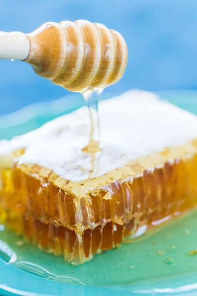 Honung med trä honung dipper och honungskakor — Stockfoto