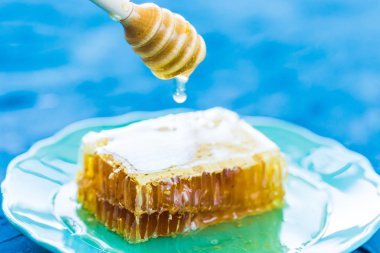 Ballı, ahşap ballı ve bal petekli.