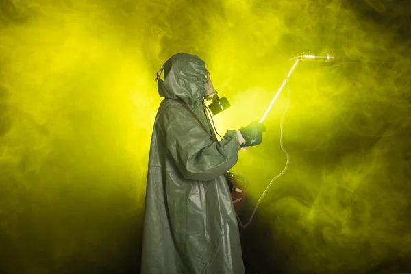 Ακτινοβολία και κίνδυνος - Άνθρωπος με παλιά προστατευτική στολή — Φωτογραφία Αρχείου