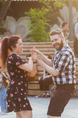 Kizomba, bachata ya da salsa konsepti - açık hava partisinde dans eden çift.
