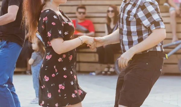 Conceito de kizomba, bachata ou salsa - casal dançando dança social em festa ao ar livre . — Fotografia de Stock