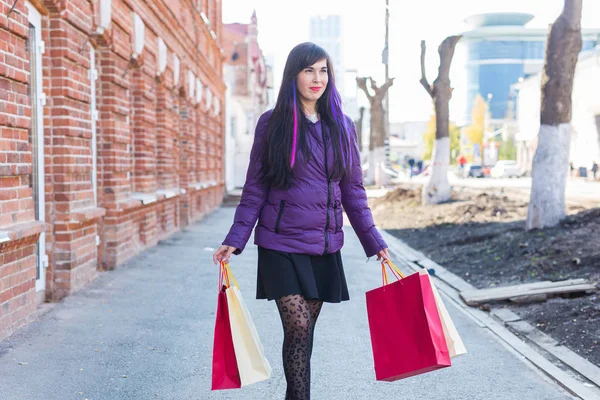 쇼핑, 소비자 및 판매 개념 - 도시의 거리에서 많은 쇼핑백을 들고 있는 아름다운 여자 — 스톡 사진
