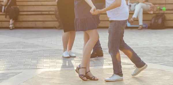 Conceito de kizomba, bachata ou salsa - casal dançando dança social em festa ao ar livre — Fotografia de Stock