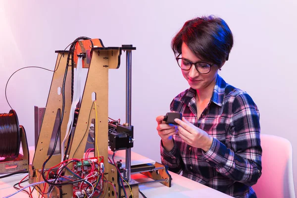 Arquitecto femenino usando impresora 3D en la oficina — Foto de Stock