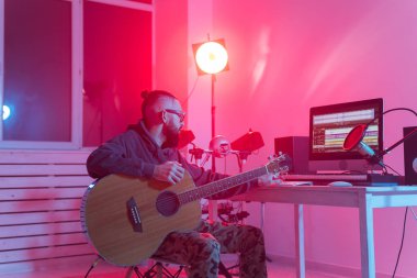 Müzik ve stüdyo konsepti yaratmak - sakallı adam gitarist ev stüdyosunda elektro gitar kaydı yapıyor