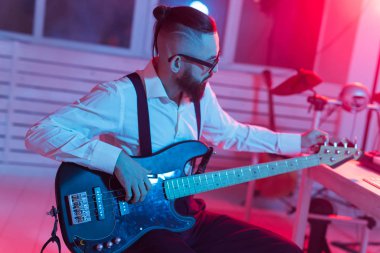 Müzik ve stüdyo konsepti yaratmak - sakallı adam gitarist ev stüdyosunda elektro gitar kaydı yapıyor