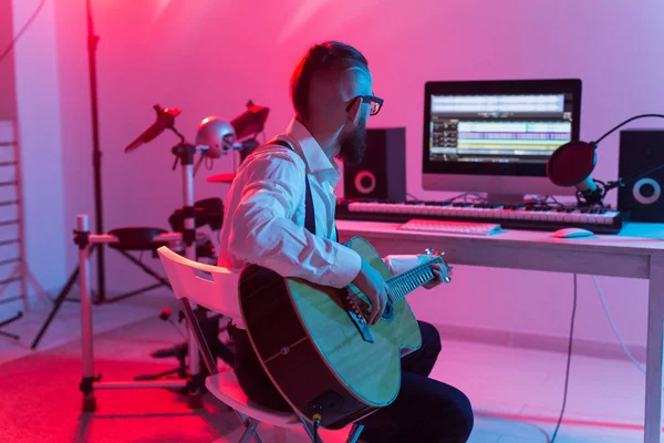 Erstellen Sie Musik und ein Tonstudiokonzept - Bartträger-Gitarrist nimmt E-Gitarren-Track im Heimstudio auf — Stockfoto