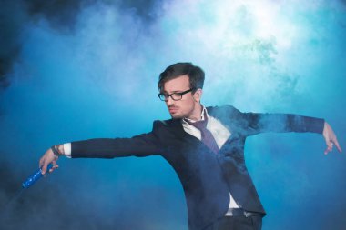 Pasadoble, Latince solo dans ve çağdaş dans - Yakışıklı erkek duman bulutunda dans ediyor.