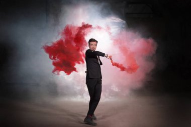 Pasadoble, Latince solo dans ve çağdaş dans - Yakışıklı erkek duman bulutunda dans ediyor.