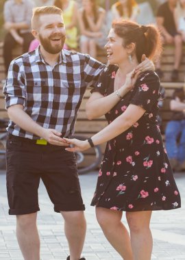 Kizomba, bachata ya da salsa konsepti - açık hava partisinde dans eden çift.