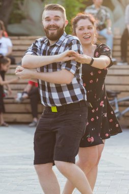 Kizomba, bachata ya da salsa konsepti - açık hava partisinde dans eden çift.