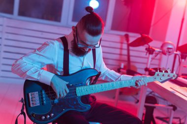 Müzik ve stüdyo konsepti yaratmak - sakallı adam gitarist ev stüdyosunda elektro gitar kaydı yapıyor