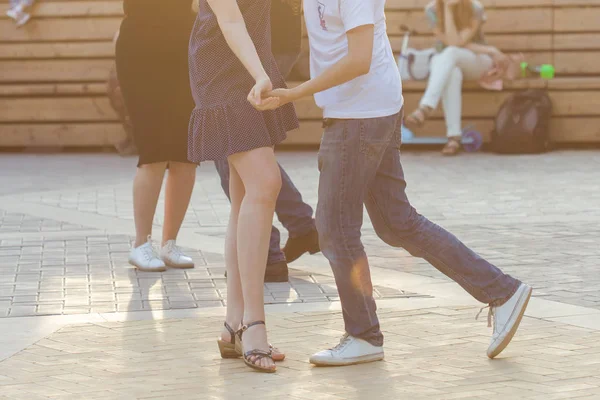 Conceito de kizomba, bachata ou salsa - casal dançando dança social em festa ao ar livre — Fotografia de Stock