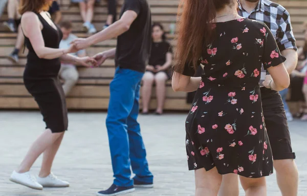 Kizomba, bachata nebo salsa koncept - detailní záběr tanečního páru společenského tance na open air party. — Stock fotografie