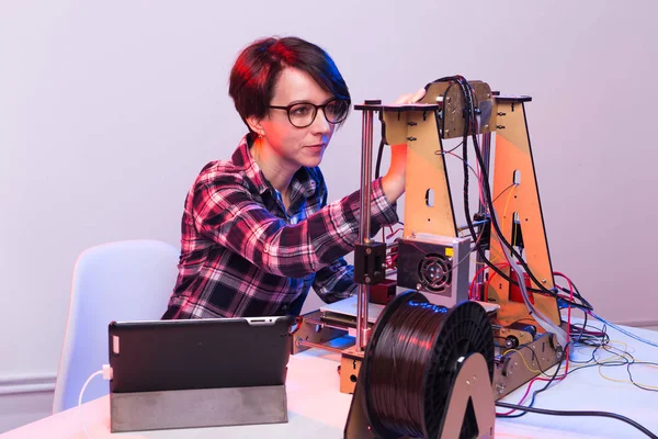 Una mujer estudiante imprime prototipo en una impresora 3D — Foto de Stock