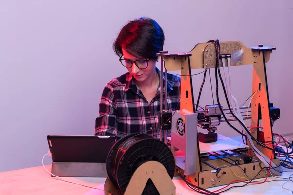 Arquitecto femenino usando impresora 3D en la oficina — Foto de Stock