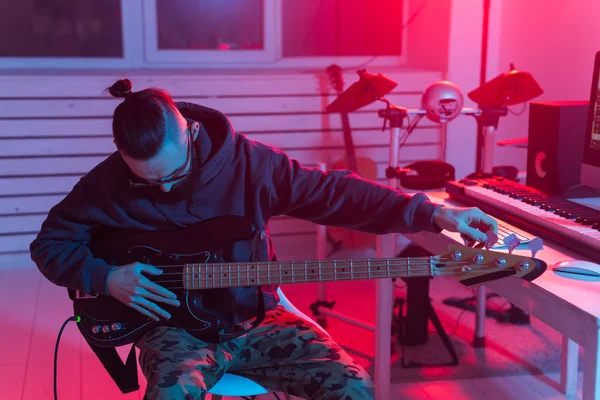 Müzik ve stüdyo konsepti yaratmak - sakallı adam gitarist ev stüdyosunda elektro gitar kaydı yapıyor