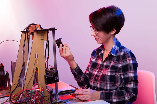 Una mujer estudiante imprime prototipo en una impresora 3D — Foto de Stock