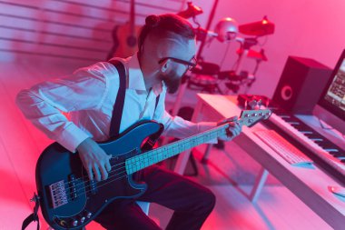 Müzik ve stüdyo konsepti yaratmak - sakallı adam gitarist ev stüdyosunda elektro gitar kaydı yapıyor