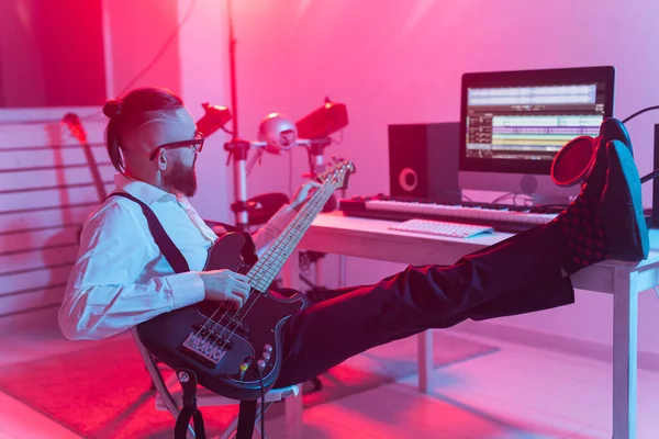 Crear música y un concepto de estudio de grabación - Guitarrista barbudo grabando pista de guitarra eléctrica en el estudio en casa —  Fotos de Stock