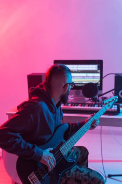 Müzik ve stüdyo konsepti yaratmak - sakallı adam gitarist ev stüdyosunda elektro gitar kaydı yapıyor