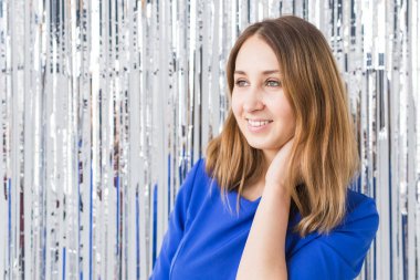 Parti ve portre konsepti. Parlak tatil geçmişi olan sağlıklı uzun saçlı güzel bir kız..