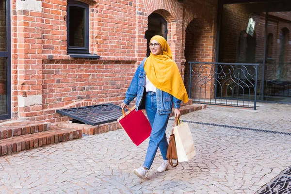 Satış ve satın alma konsepti - Alışveriş çantasıyla alışveriş yapan mutlu Arap Müslüman kız — Stok fotoğraf