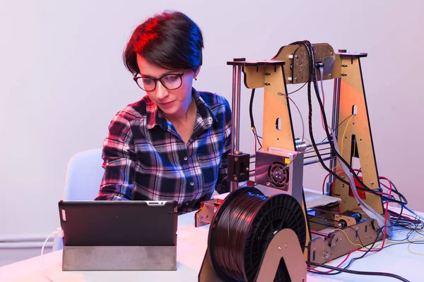 Estudiante mujer hace el artículo en la impresora 3D — Foto de Stock