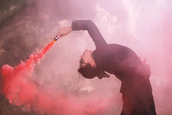 Pasadoble, danse latine solo et danse contemporaine - Jeune belle femme dansant dans un nuage de fumée — Photo