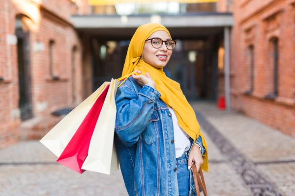 Penjualan dan pembelian konsep Happy arab muslim gadis dengan tas belanja setelah mal — Stok Foto