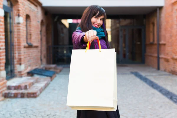 Αγορές, τους καταναλωτές και τις πωλήσεις έννοια - Όμορφη γυναίκα κρατώντας πολλές τσάντες ψώνια σε ένα δρόμο της πόλης — Φωτογραφία Αρχείου