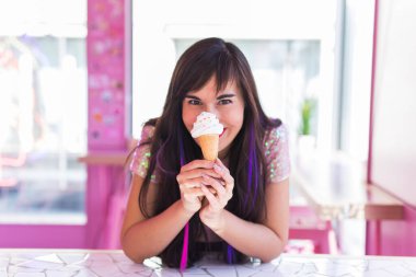 Yaz, gençlik ve tatlı konsepti - Güzel kız kafede dondurma yiyor