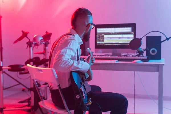 Hozzon létre zenét és egy stúdió koncepció - Szakállas ember gitáros felvétel elektromos gitár pálya otthon stúdió — Stock Fotó