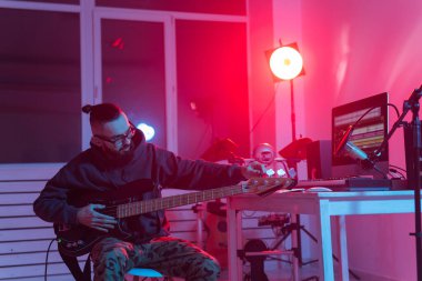 Müzik ve stüdyo konsepti yaratmak - sakallı adam gitarist ev stüdyosunda elektro gitar kaydı yapıyor