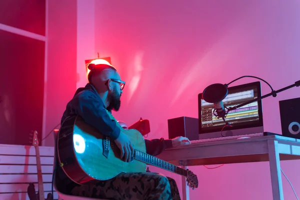 Hozzon létre zenét és egy stúdió koncepció - Szakállas ember gitáros felvétel elektromos gitár pálya otthon stúdió — Stock Fotó